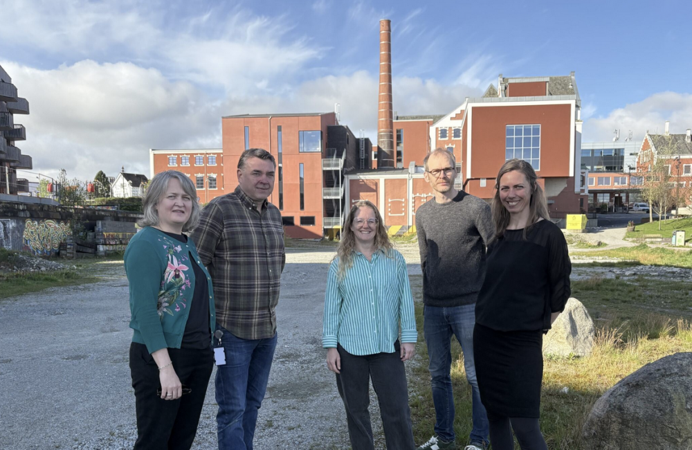 Utvidelsen av parken foran Tou er et samarbeid mellom kommunen og kulturinstitusjonen, og skal skje på klimaets premisser. Fra venstre: seksjonssjef Else Dybkjær fra Stavanger kommune, daglig leder på Tou Per Arne Alstad, FutureBuilt-prosjektleder Heather Bergsland, teknisk ansvarlig Ole Reidar Gudmestad fra Tou og landskapsarkitekt Elin Henricson fra Stavanger kommune. Utvidelsen av parken foran Tou er et samarbeid mellom kommunen og kulturinstitusjonen, og skal skje på klimaets premisser. Fra venstre: seksjonssjef Else Dybkjær fra Stavanger kommune, daglig leder på Tou Per Arne Alstad, FutureBuilt-prosjektleder Heather Bergsland, teknisk ansvarlig Ole Reidar Gudmestad fra Tou og landskapsarkitekt Elin Henricson fra Stavanger kommune.